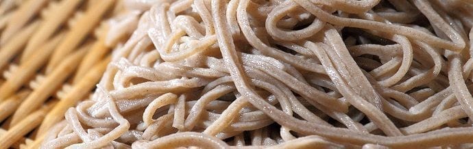 Soba, fideos finos japoneses. Gastronomía.